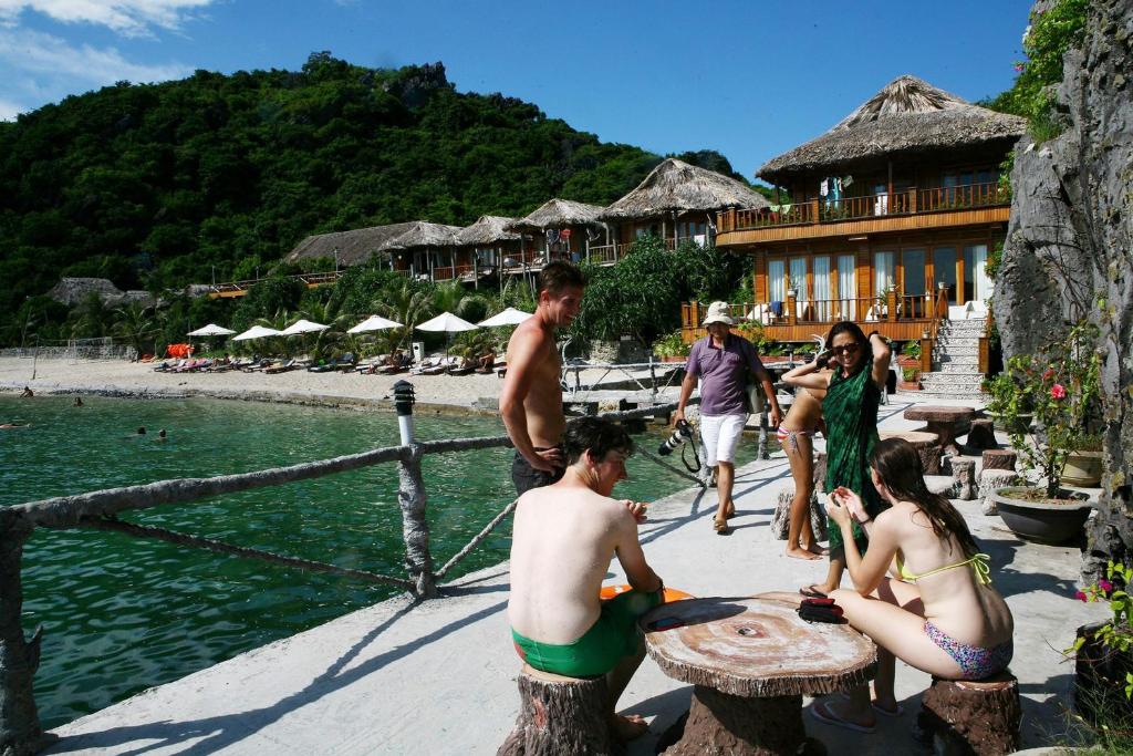 Review Monkey Island Resort